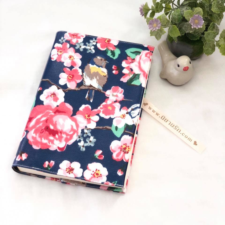ปกผ้าเคลือบกันน้ำ พื้นน้ำเงิน ลายนกกับดอกไม้ใหญ่ ขนาด 8" ( Pocket Book )