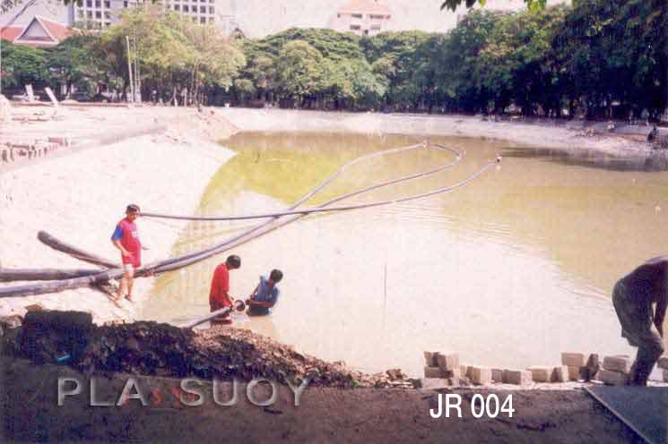 น้ำพุทุ่นลอย ดอกชบาใหญ่ หน้าม.จุฬาฯ