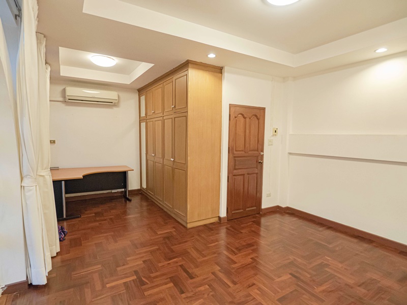 ให้เช่าทาวน์โฮม 4 ชั้น ย่านเอกมัย พื้นที่ 24 ตรว. 5 ห้องนอน เช่า 50,000 บ/ด