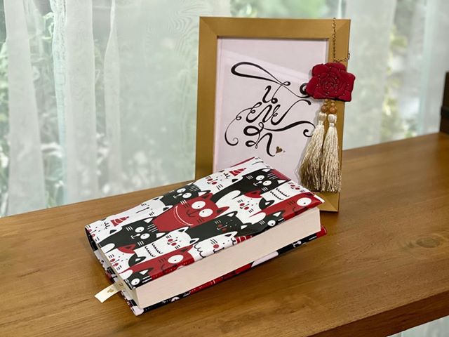 ปกผ้าเคลือบกันน้ำ ลายแมวขาวแดงดำ ขนาด 8" ( Pocket Book )