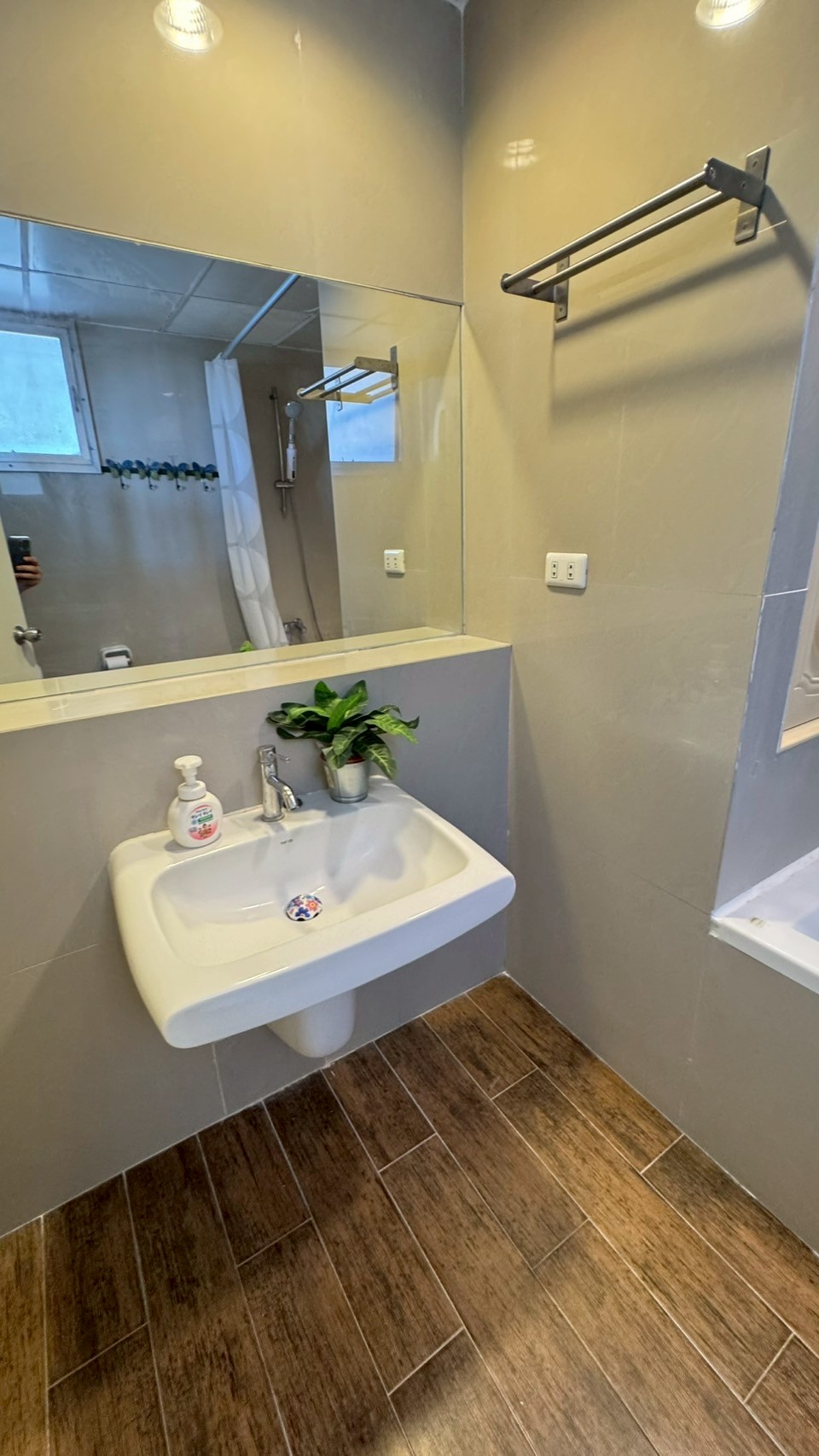 ให้เช่าคอนโด ไท ปิง ทาวเวอร์ คอนโดมิเนียม พื้นที่ 102 ตรม. เช่า 35,000 บาท/เดือน ลดเหลือ 25,000 บ/ด