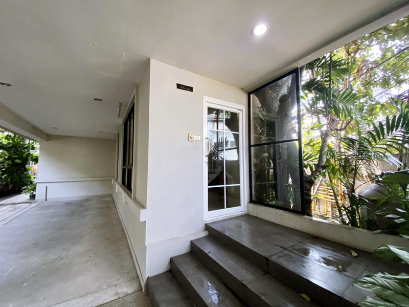 ให้เช่าบ้านแฝด 2 ชั้น ย่านสุขุมวิท 38 พื้นที่ 180 ตรม. 2 ห้องนอน เช่า 55,000 บ/ด