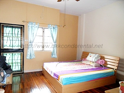 ขายทาวน์เฮ้าส์ 3 ชั้นใน Village Ektunutisherminne Latplakhao 87 พื้นที่ 17 ตรว.