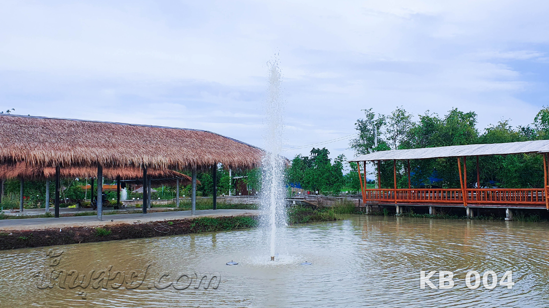 น้ำพุทุ่นลอย ทรงต้นสน ไกรศิระภพบ๊อกซิ่งยิม จ.กาญจนบุรี