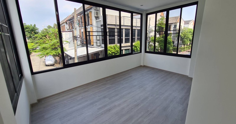 ขายทาวน์โฮม 3 ชั้น ย่านสุขุมวิท พื้นที่ 52.8 ตรว. 2 ห้องนอน ขาย 13 ล้านบาท