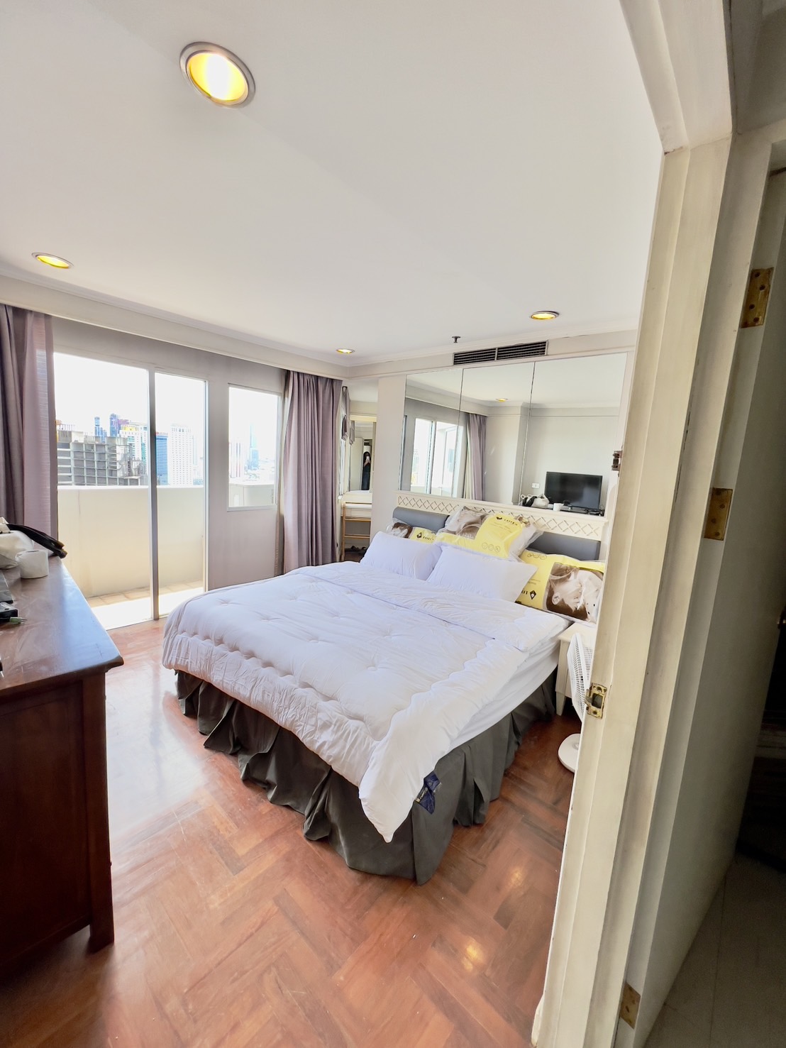 ให้เช่าคอนโด วิทยุ คอมเพล็กซ์ พื้นที่ 100+ ตรม. 2 ห้องนอน ราคา 38,000 บ/ด