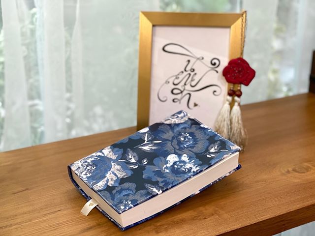 ปกผ้าเคลือบกันน้ำ พื้นน้ำเงิน ลาย BLUE ROSE ขนาด 8" ( Pocket Book )