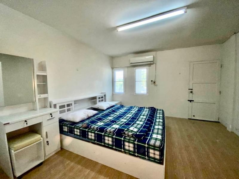 ขายทาวน์เฮ้าส์ 2 ชั้น ย่านศรีนครินทร์ พื้นที่ 16 ตรว. 2 ห้องนอน ขาย 2.5 ล้านบาท