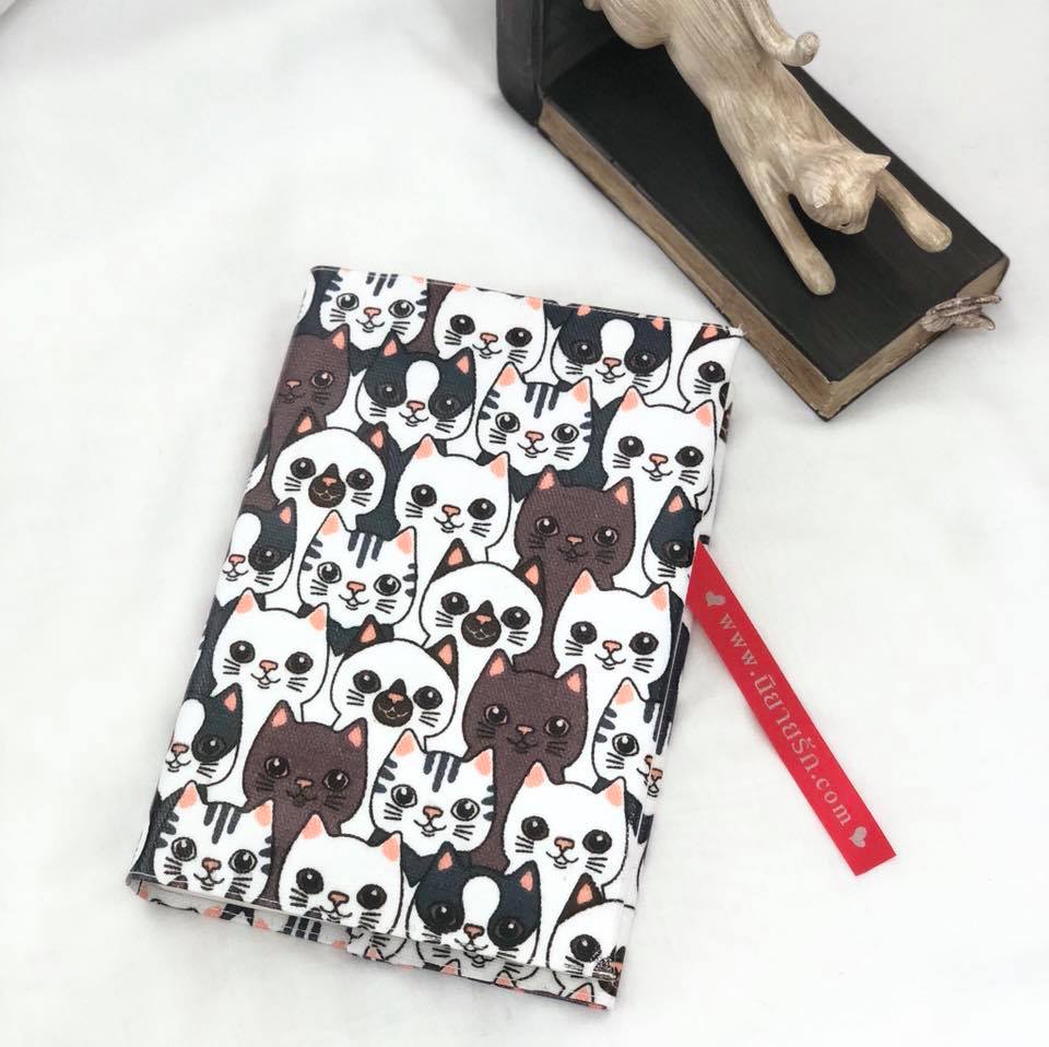 ปกผ้าเคลือบกันน้ำ ขาว ลายแมวตาหวาน ขนาด 8" ( Pocket Book )