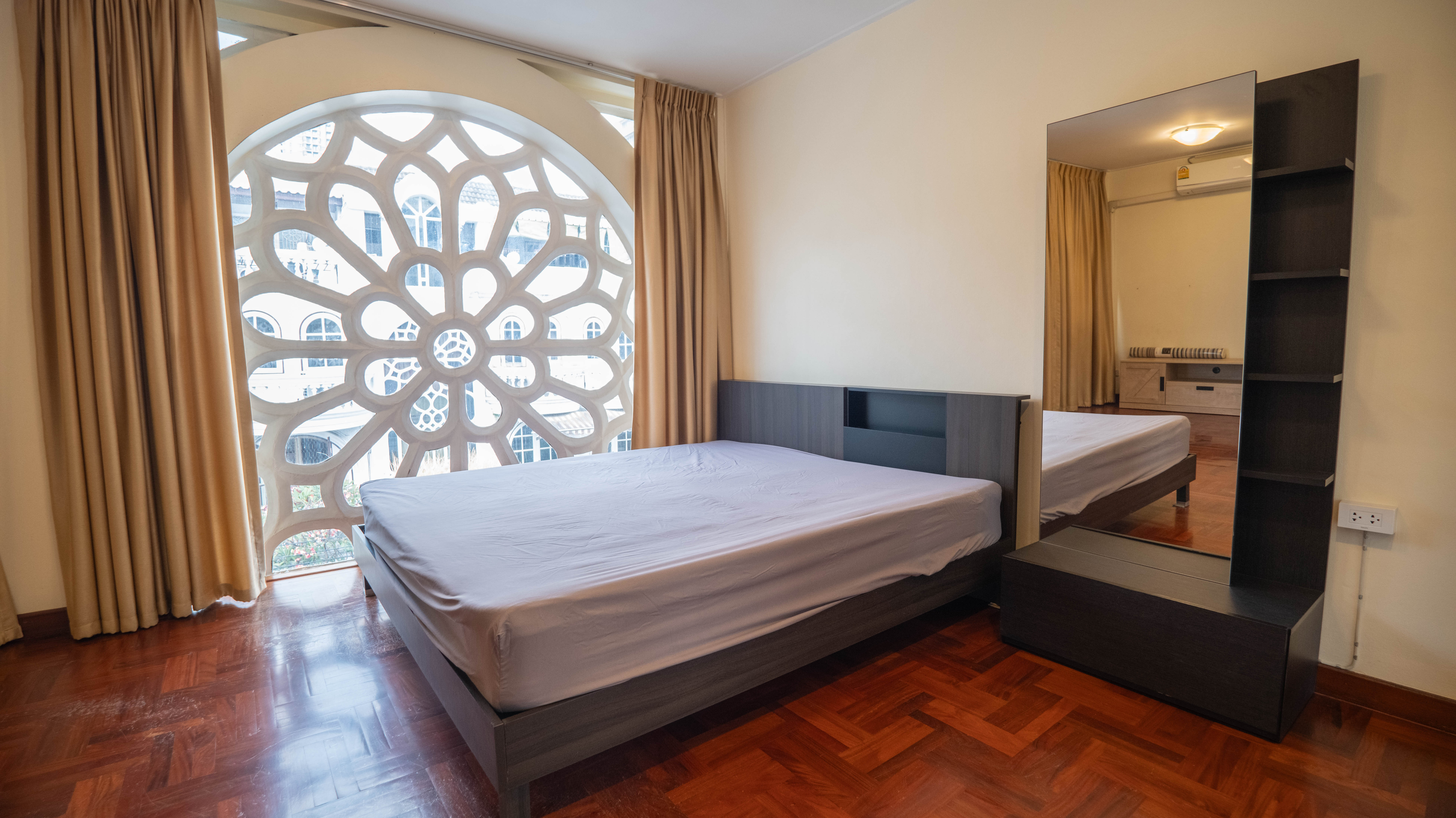 ให้เช่าทาวน์เฮ้าส์ 4 ชั้น ย่านเอกมัย 26 พื้นที่ 24 ตรว. 5 ห้องนอน เช่า 50,000 บ/ด