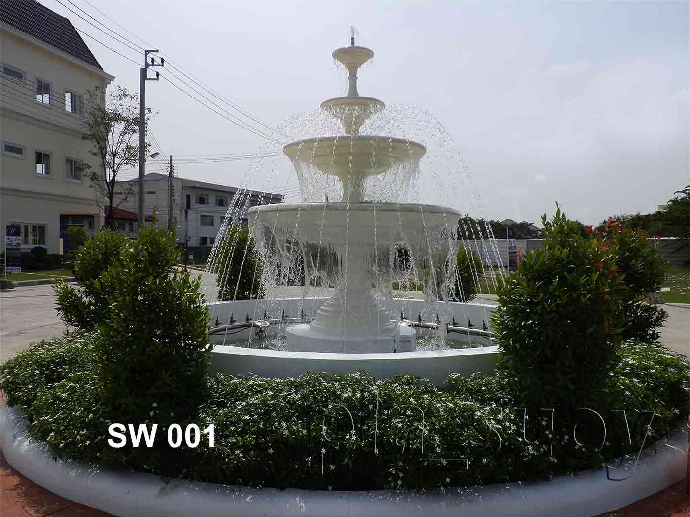 บ่อน้ำพุ พาน 4 ชั้น หน้าโครงการ The Wellington ที่สมุทรปราการ