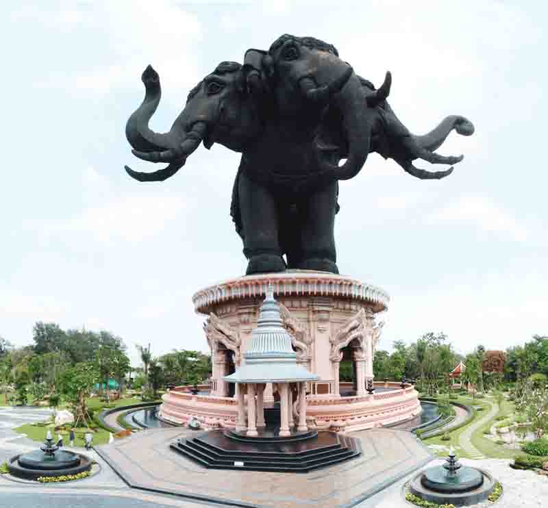 พานน้ำพุ ประดับด้านหน้าช้าง 3 เศียร