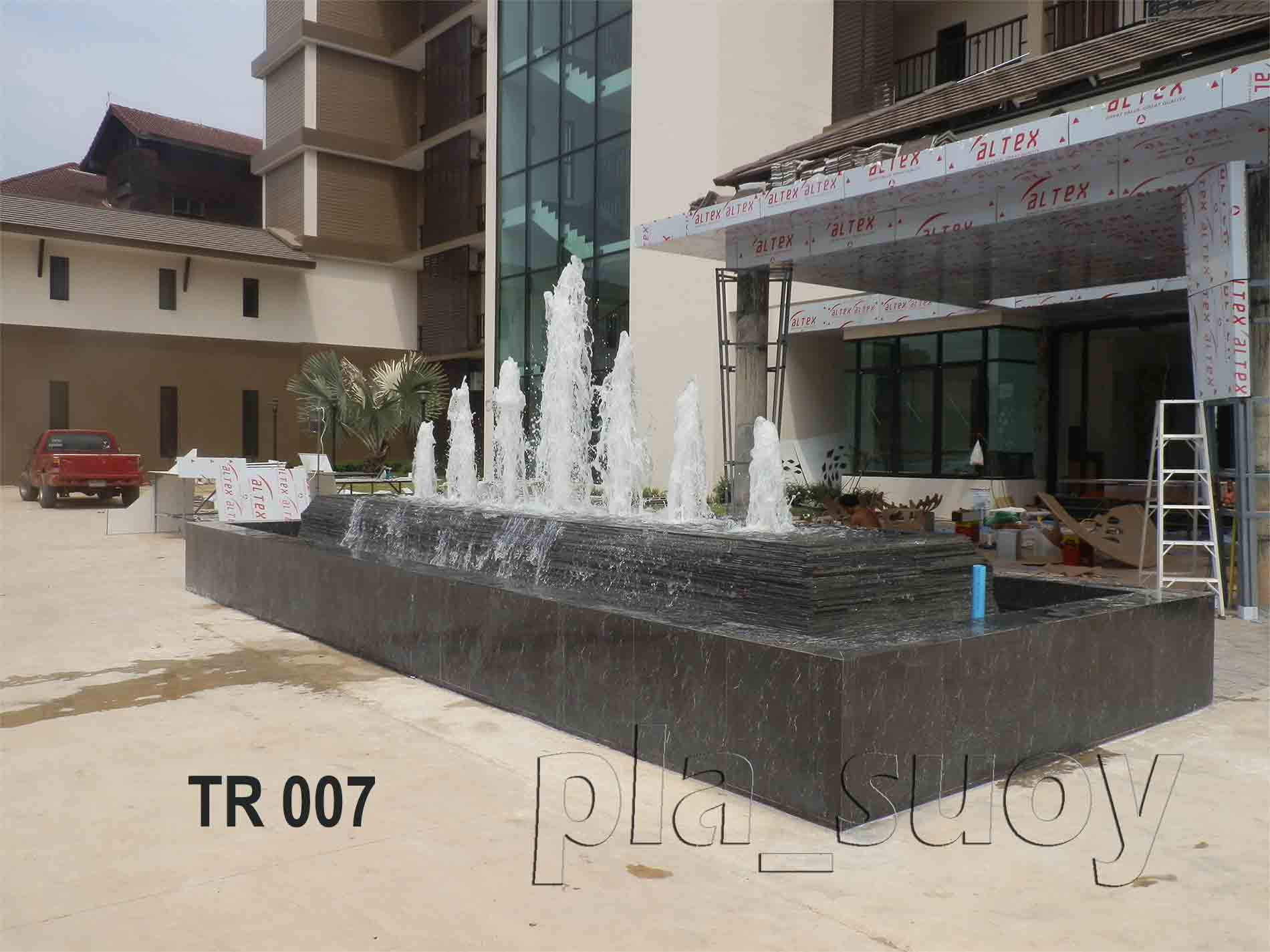 บ่อน้ำพุ หน้าโรงแรม The River ที่ จ.นครพนม