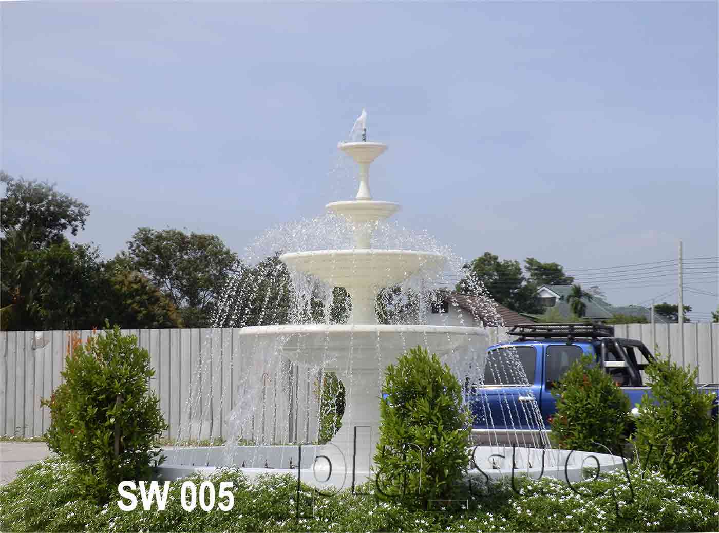 บ่อน้ำพุ พาน 4 ชั้น หน้าโครงการ The Wellington ที่สมุทรปราการ