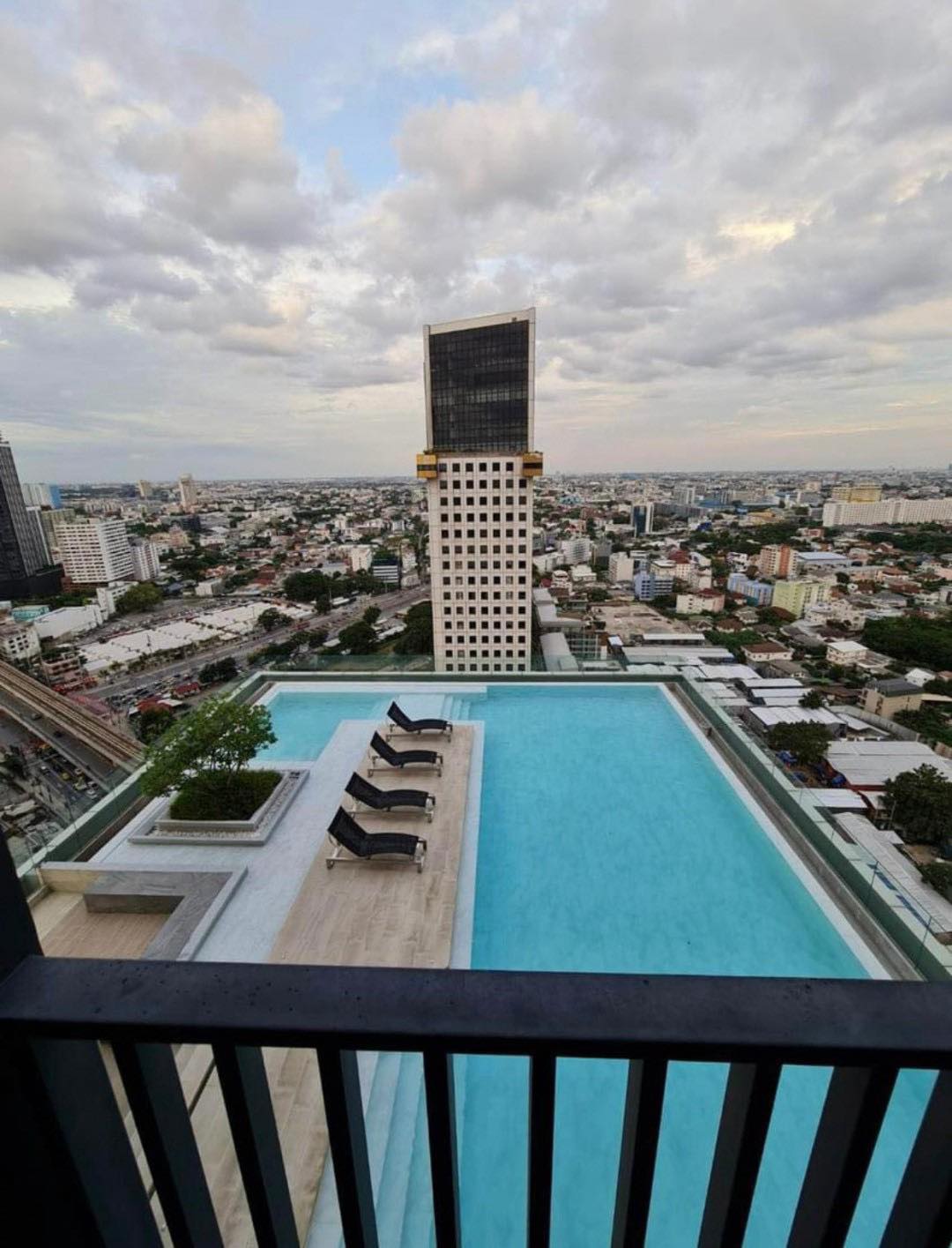 ให้เช่า ไนท์บริดจ์ ไพร์ม รัชโยธิน 53 ตร.ม 2 ห้องนอน วิวสระ ราคา 34,000 บาท/เดือน