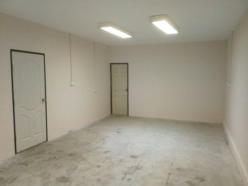 ให้เช่าโกดังสินค้า ย่านอ่อนนุช พื้นที่ 580, 680, 850 ตรม. เช่า 160-180 บาท/ตรม.