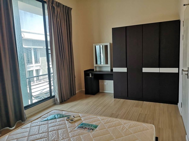 ให้เช่าทาวน์โฮม 3ชั้น ย่านรามคำแหง พื้นที่ 18 ตรว. 3 ห้องนอน เช่า 28,000 บ/ด