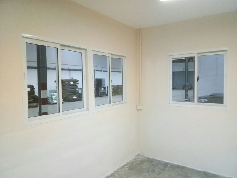 ให้เช่าโกดังสินค้า ย่านอ่อนนุช พื้นที่ 580, 680, 850 ตรม. เช่า 160-180 บาท/ตรม.