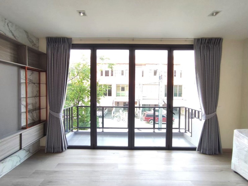 ให้เช่าทาวน์โฮม 3 ชั้น ย่านพัฒนาการ พื้นที่ 25 ตรว. 3 ห้องนอน เช่า 35,000 บ/ด