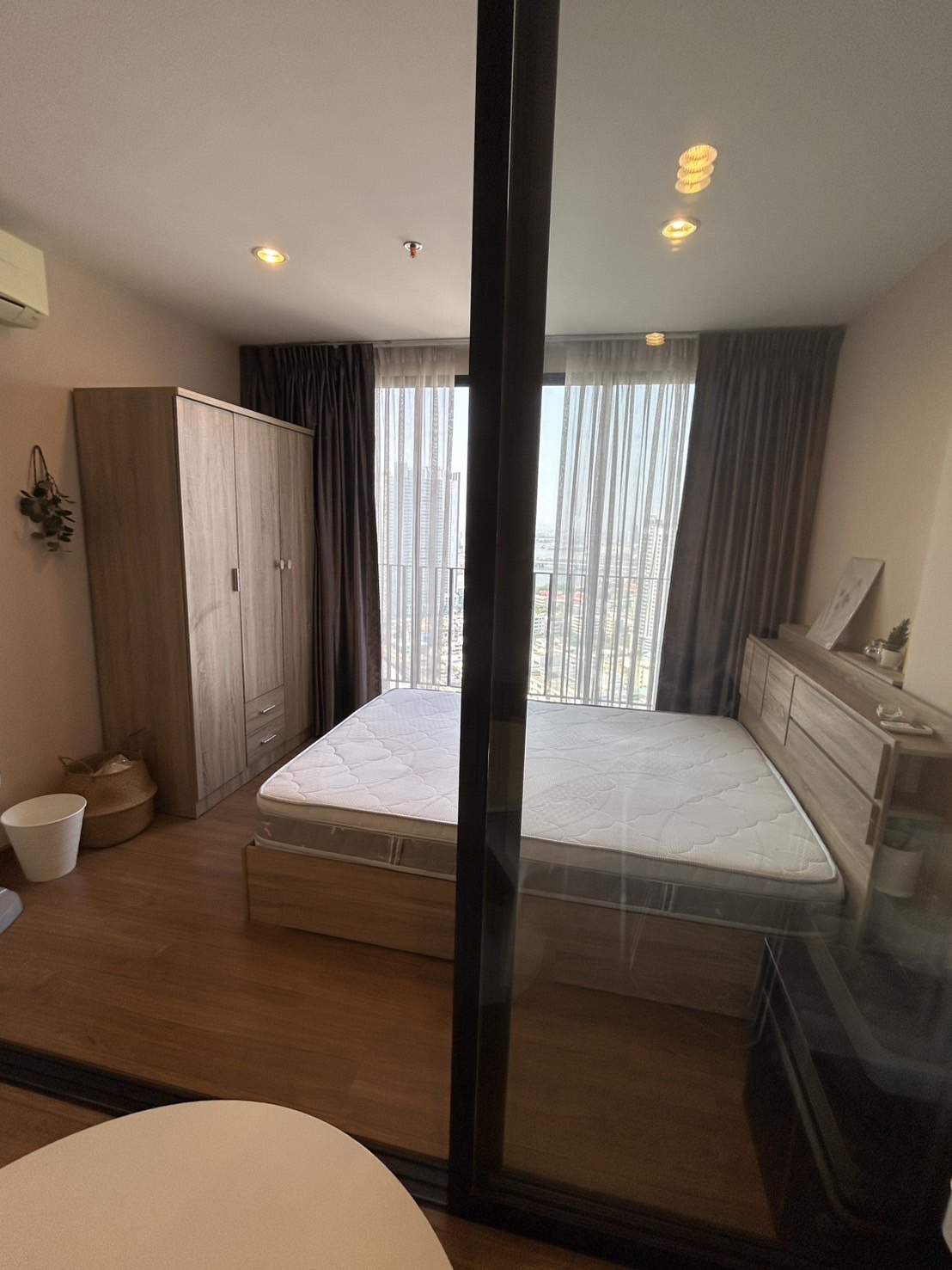 ให้เช่าคอนโด เดอะ ทรี อินเตอร์เชนจ์ พื้นที่ 36 ตร.ม. 1 ห้องนอน ชั้นสูง