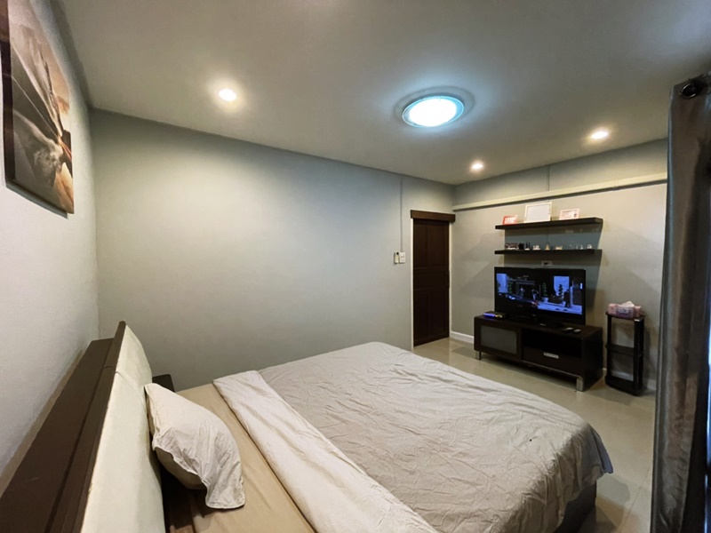 ให้เช่าทาวน์โฮม 3.5 ชั้น ย่านรัชดา-สุทธิสาร พื้นที่ 26 ตรว. 5 ห้องนอน เช่า 32,000 บ/ด