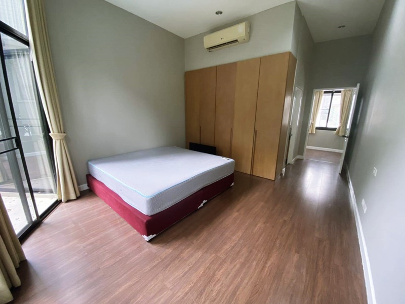 ให้เช่าบ้านแฝด 3 ชั้น ย่านสุขุมวิท 38 พื้นที่ 350 ตรม. 4 ห้องนอน เช่า 120,000 บ/ด