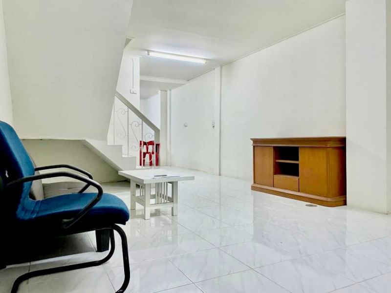 ขายทาวน์เฮ้าส์ 2 ชั้น ย่านศรีนครินทร์ พื้นที่ 16 ตรว. 2 ห้องนอน ขาย 2.5 ล้านบาท