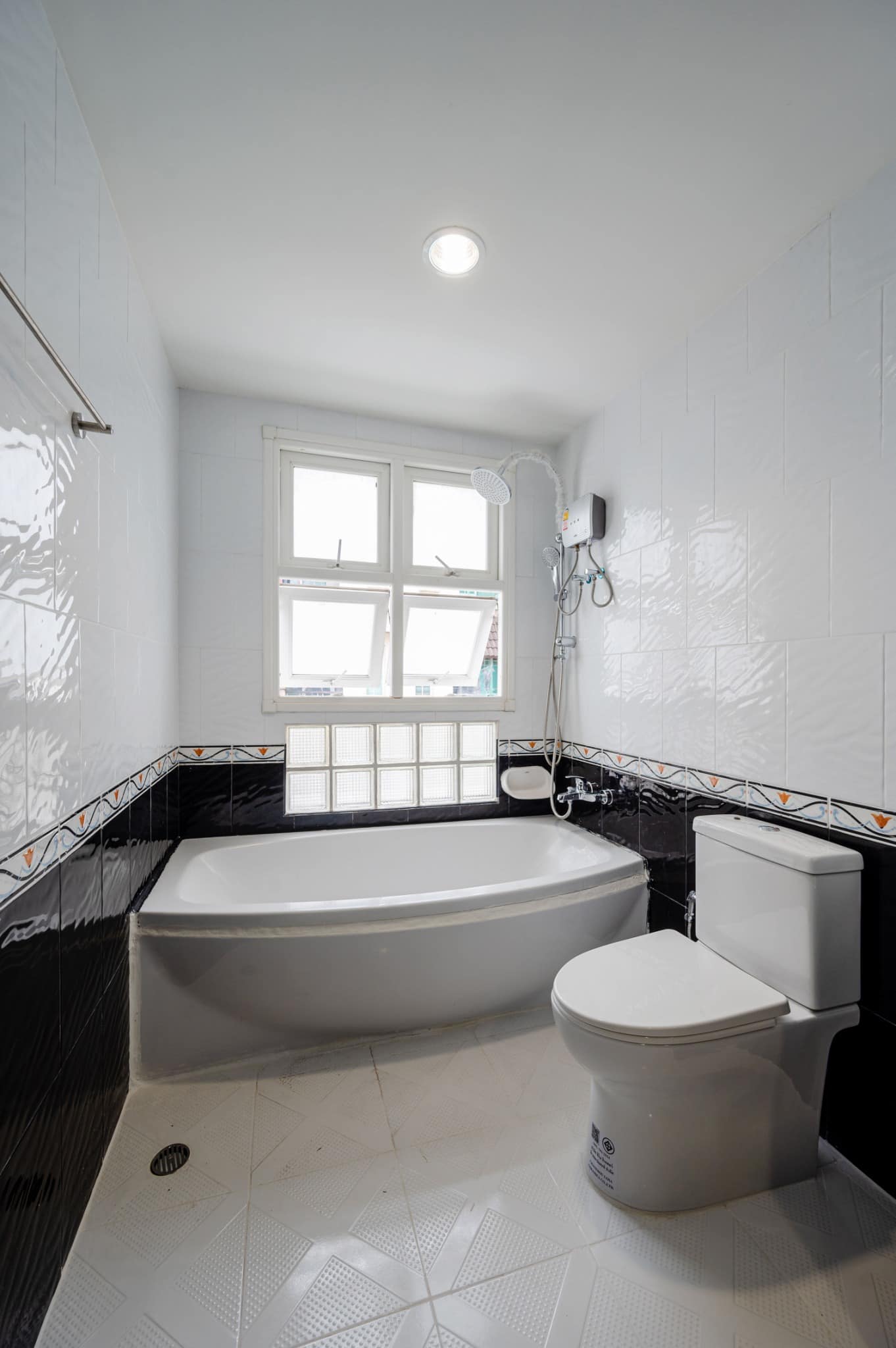 ขาย/ให้เช่า ทาวน์โฮม 4.5 ชั้น ย่านจตุจักร พื้นที่ 26 ตรว. 5 ห้องนอน เช่า 300,000 บ/ด ขาย 19.99 ล้าน