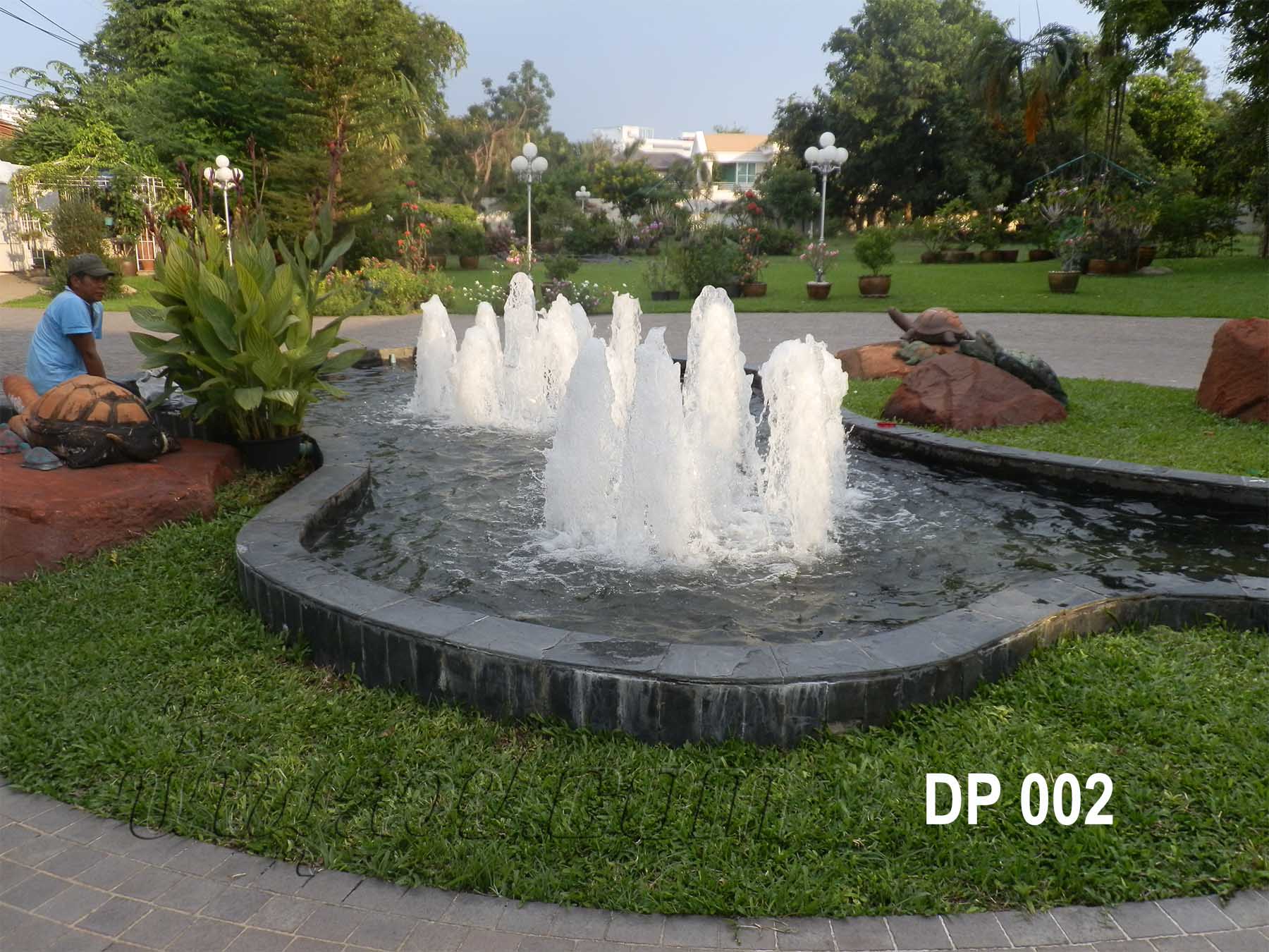 บ่อน้ำพุ ฟรีฟอร์ม หน้าบ้าน ดร.พิชนี ที่บ้านเมืองเอก