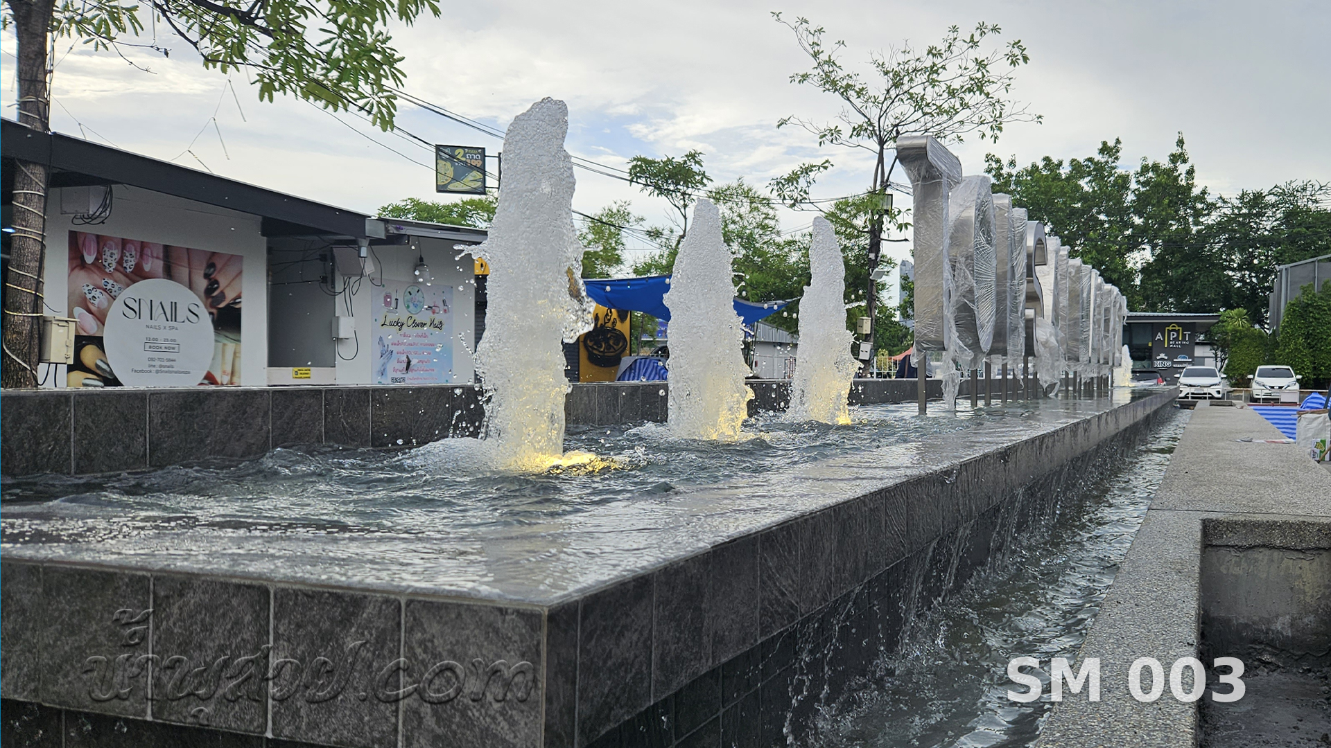 น้ำพุต้นสน ตลาดต้นไทร แบริ่ง