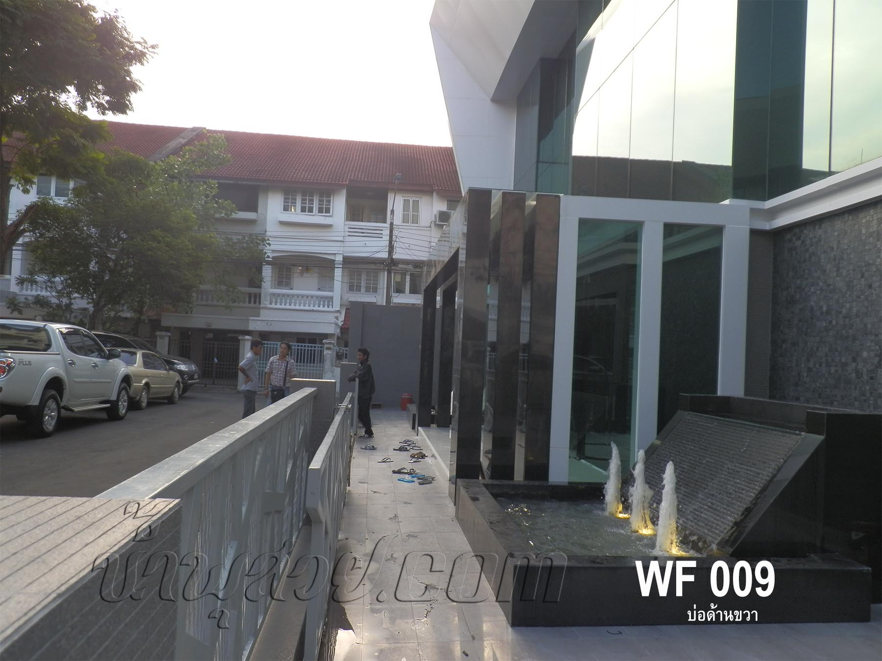 บ่อน้ำพุ-น้ำล้น ด้านหน้า บริษัท World Fair รวม 2 บ่อ