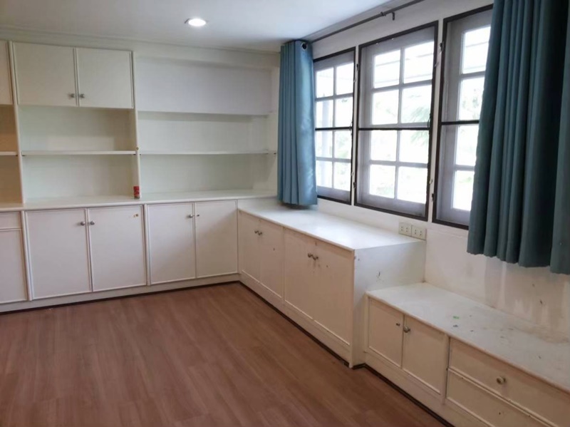 ให้เช่าทาวน์เฮ้าส์ 5 ชั้น ย่านสุขุมวิท พื้นที่ 27 ตรว. 4 ห้องนอน เช่า 65,000 บ/ด