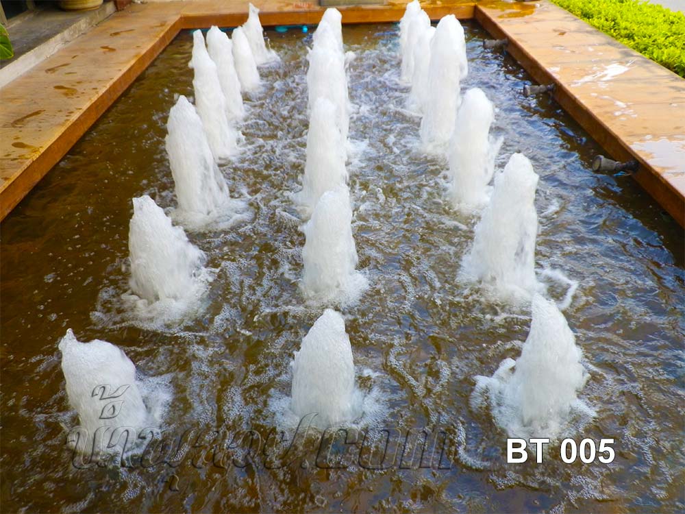 บ่อน้ำพุสี่เหลี่ยม น้ำพุทรงต้นสน 21 หัว ที่หน้า บ.บ้านกรองทอง