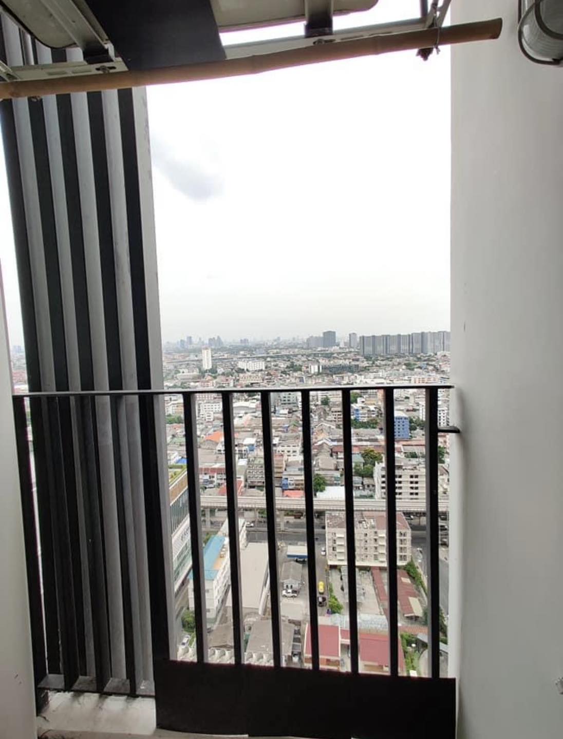 KS-J4.2 เดอะ ทรี อินเตอร์เชนจ์ 2ห้องนอน 1ห้องน้ำ ขนาด23ตร.ม ชั้น30 ทิศเหนือ ราคา 8,000บาท/เดือน สัญญา1ปี