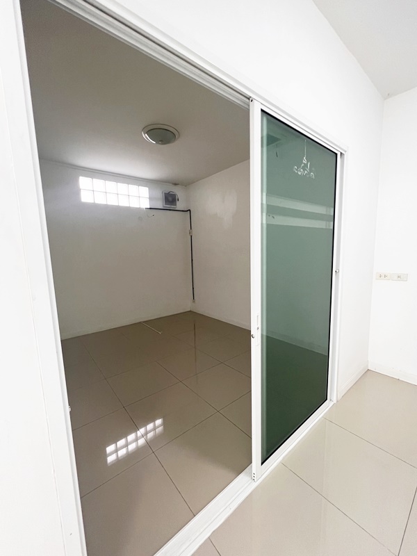 ขาย/ให้เช่า พื้นที่ใต้คอนโด ย่านลาดพร้าว 112 พื้นที่ 60 ตรม. เช่า 19,000 บ/ด ขาย 3.1 ล.