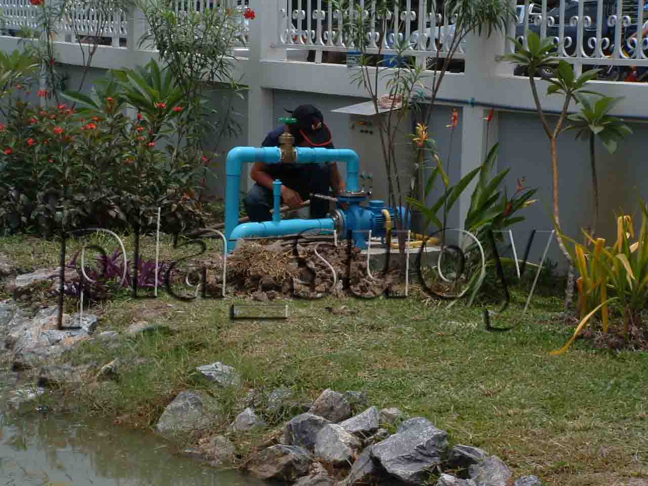 น้ำพุทุ่นลอย ทรงต้นสน 3 หัว