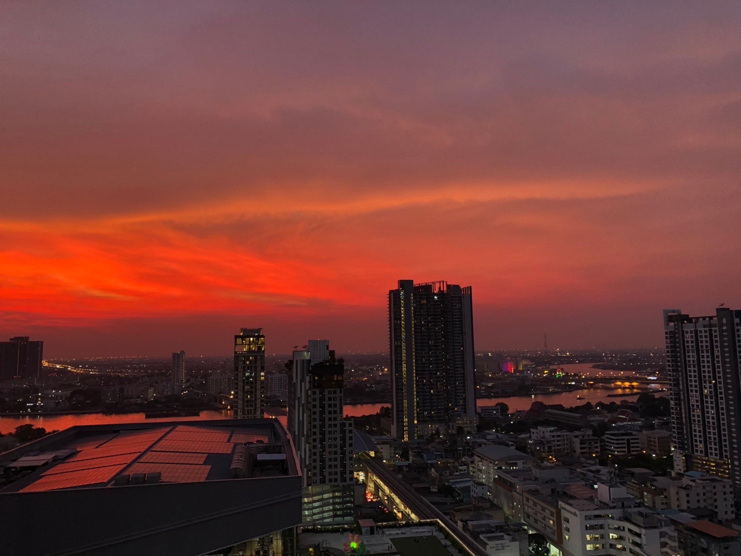 ขาย/ให้เช่าคอนโด เดอะ ทรี อินเตอร์เชนจ์ 36 ตรม. 1 ห้องนอน เช่า 12,000 บ/ด ขาย 2.95 ลบ.