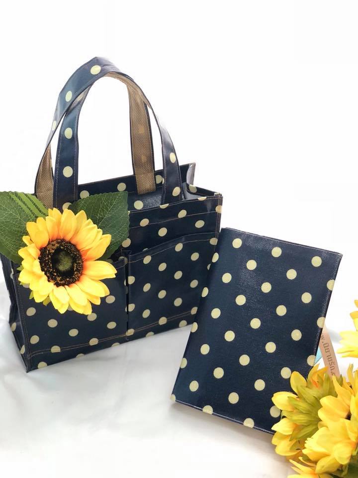 พื้นกรม ลาย Polka Dot : 1.ปกผ้าเคลือบกันน้ำ ขนาด 8" 2.กระเป๋าผ้าเคลือบกันน้ำ ใส่เอกสาร (A5)