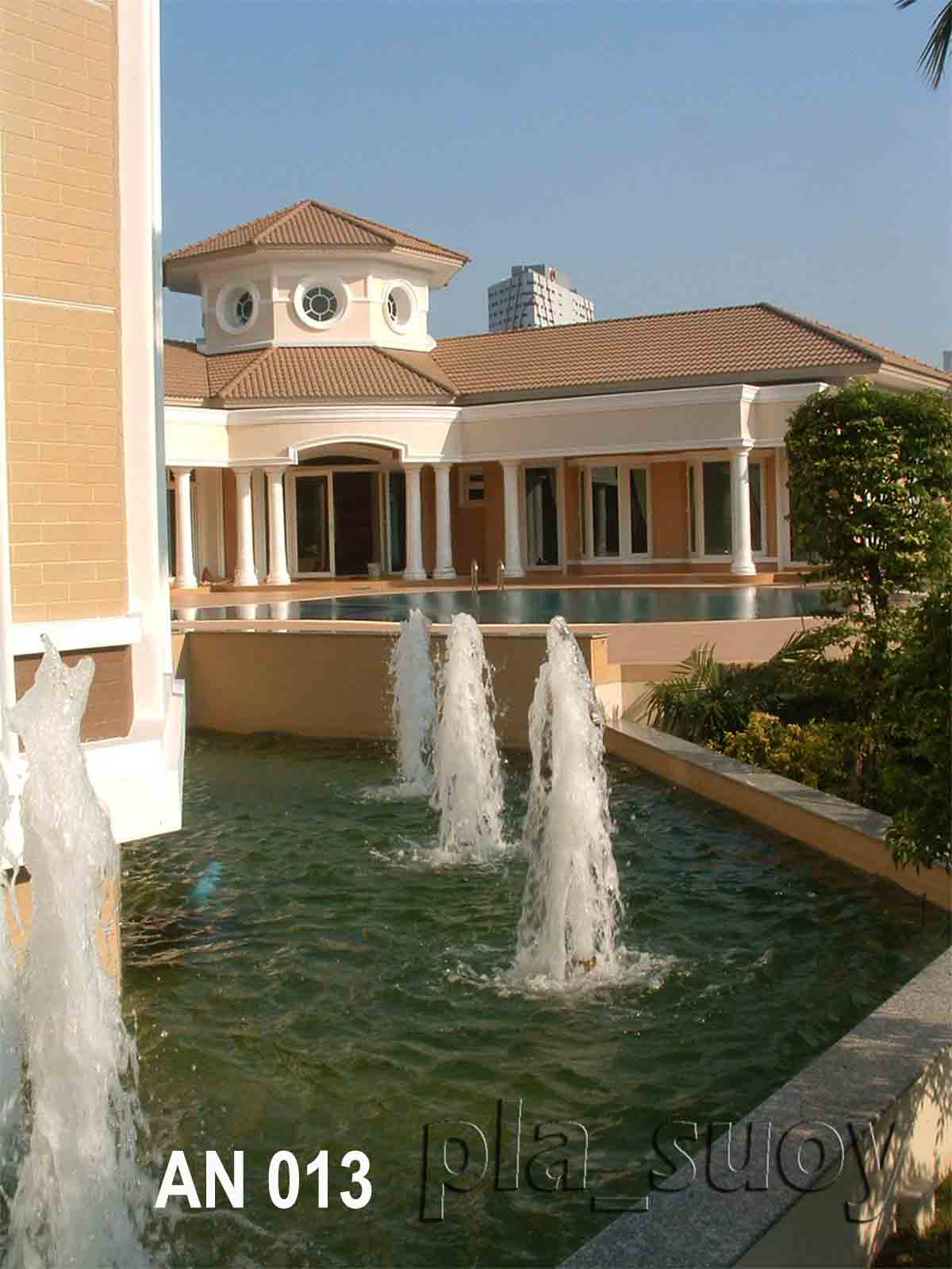 น้ำพุในบ่อเลี้ยงปลาคาร์ฟ บ้านคุณอรุณี