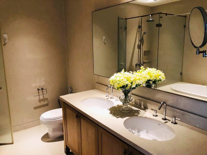 ให้เช่าคอนโด ดิ เอ็มโพริโอ เพลส พื้นที่ 83 ตร.ม. 1 ห้องนอน เช่า 55,000 บ/ด