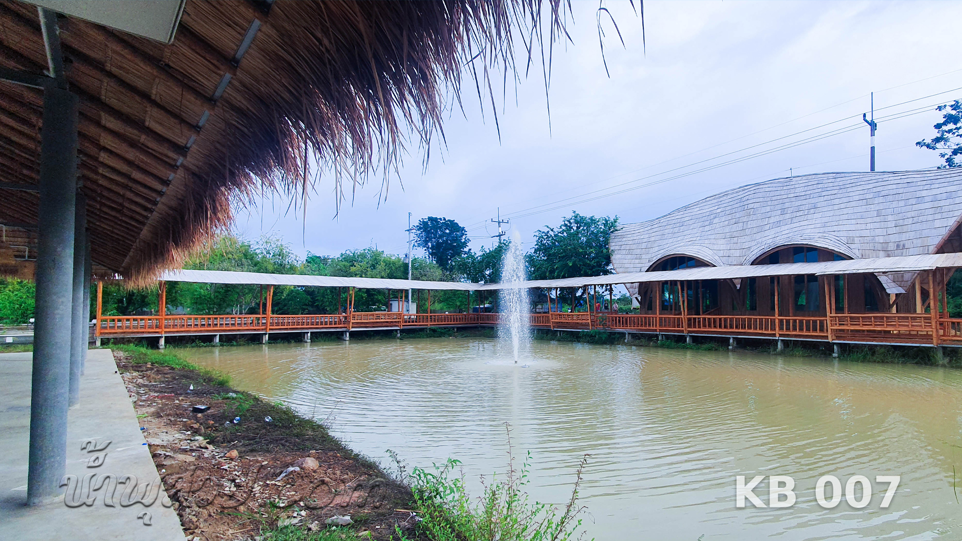 น้ำพุทุ่นลอย ทรงต้นสน ไกรศิระภพบ๊อกซิ่งยิม จ.กาญจนบุรี