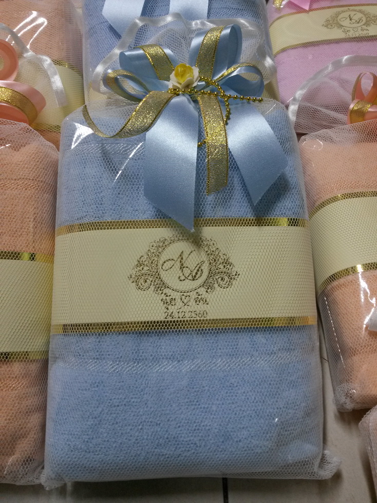ผ้าเช็ดตัวใส่ถุงตาข่ายพร้อมโบว์และป้ายชื่อสายคาดสีทอง