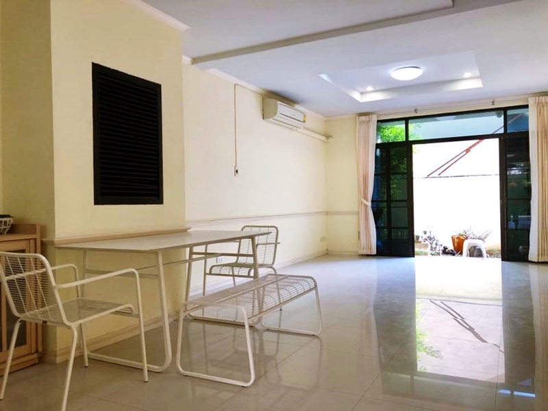 ให้เช่าทาวน์เฮ้าส์ 4 ชั้น ย่านสุขุมวิท พื้นที่ 380 ตรม. 3 ห้องนอน เช่า 65,000 บ/ด