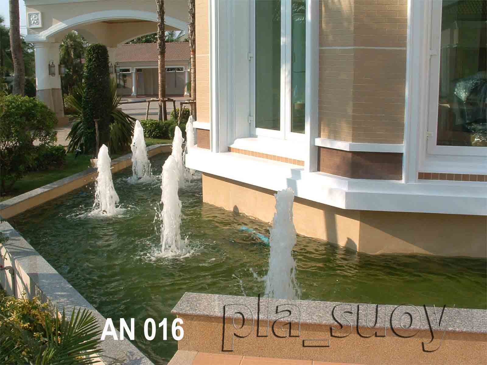 น้ำพุในบ่อเลี้ยงปลาคาร์ฟ บ้านคุณอรุณี