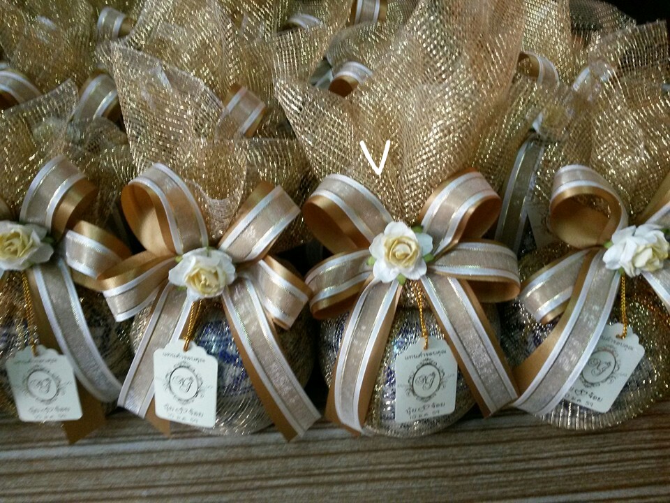 โถข้าว 6 นิ้วห่อผ้าทองพร้อมโบว์และป้าย