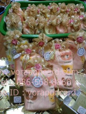 ผ้าเช็ดผมนาโนเนื้อดีลายหมีใส่ถุงผ้าไหมแก้วพร้อมโบว์และป้ายชื่อ