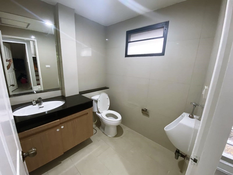 ให้เช่าบ้านแฝด 3 ชั้น ย่านสุขุมวิท 38 พื้นที่ 350 ตรม. 4 ห้องนอน เช่า 120,000 บ/ด