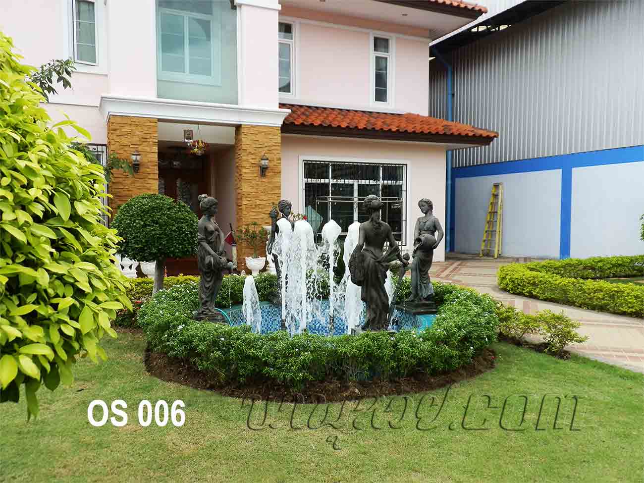 น้ำพุประติมากรรม ผู้หญิง 4 คน ที่บ้านคุณ อร สมุทรสาคร