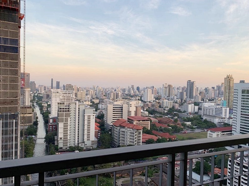 ให้เช่าคอนโด คิว อโศก พื้นที่ 60 ตร.ม. 2 ห้องนอน. เช่า 48,000 บ/ด