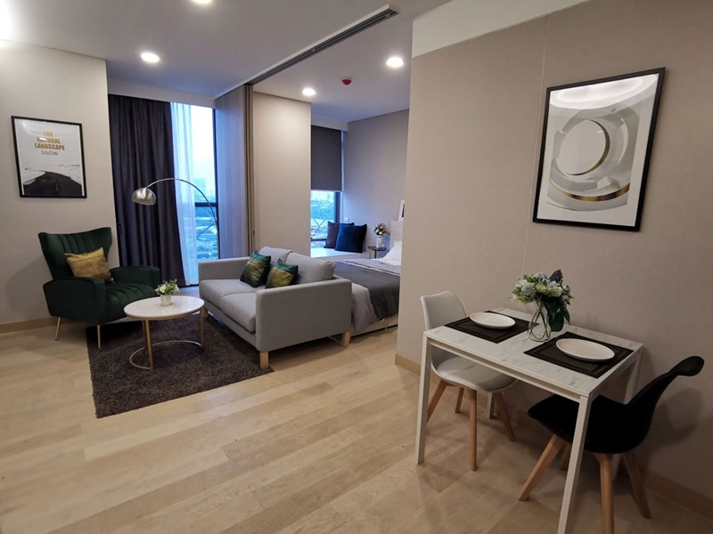 ให้เช่าคอนโด ไซมิส เอ๊กซ์คลูซีพ ควีนส์ พื้นที่ 35 ตร.ม. 1 ห้องนอน เช่า 18,000 บ/ด